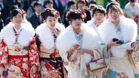 Para wanita mengenakan Kimono saat menghadiri upacara perayaan Coming of Age Day atau Hari Kedewasaan di Tokyo, Jepang  (14/1). (AP Photo/Koji Sasahara)