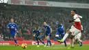 Striker Arsenal, Pierre-Emerick Aubameyang, melepaskan tendangan penalti ke gawang Cardiff City pada laga Premier League di Stadion Emirates, Rabu (30/1). Arsenal menang 2-1 atas Cardiff City. (AFP/Ian Kington)