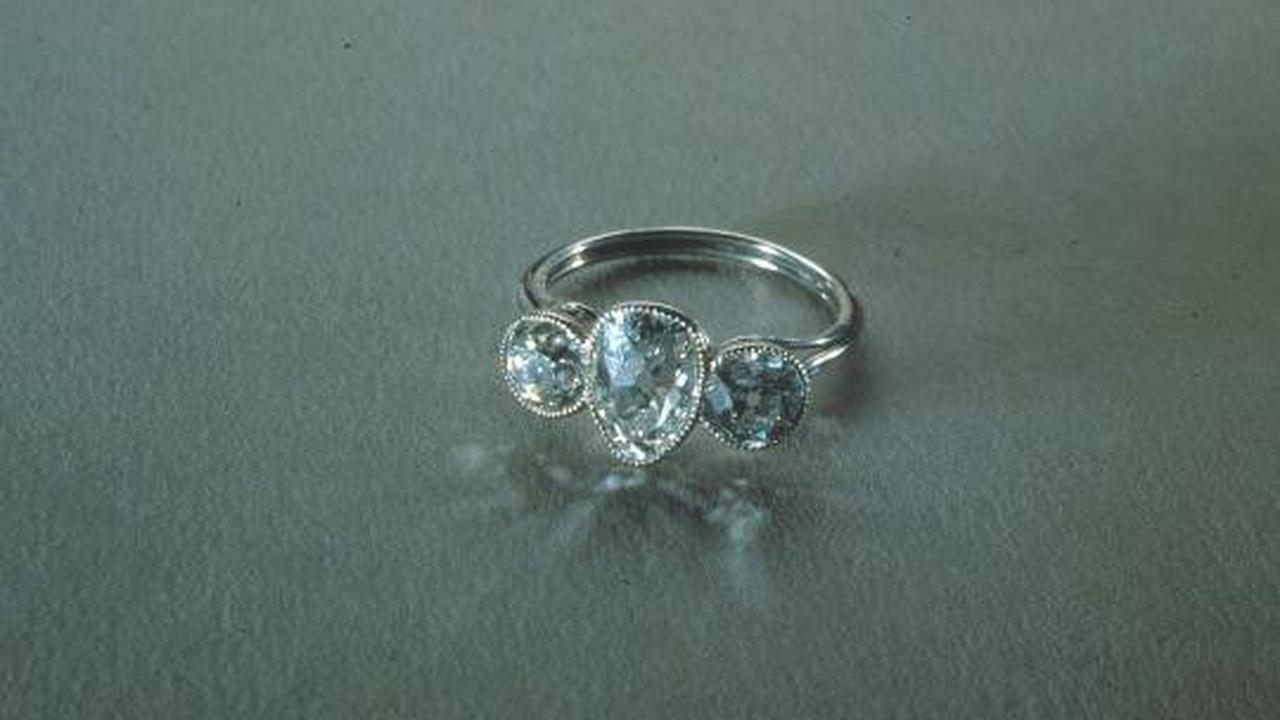 Harta karun cincin dan bros berlian kapal Titanic