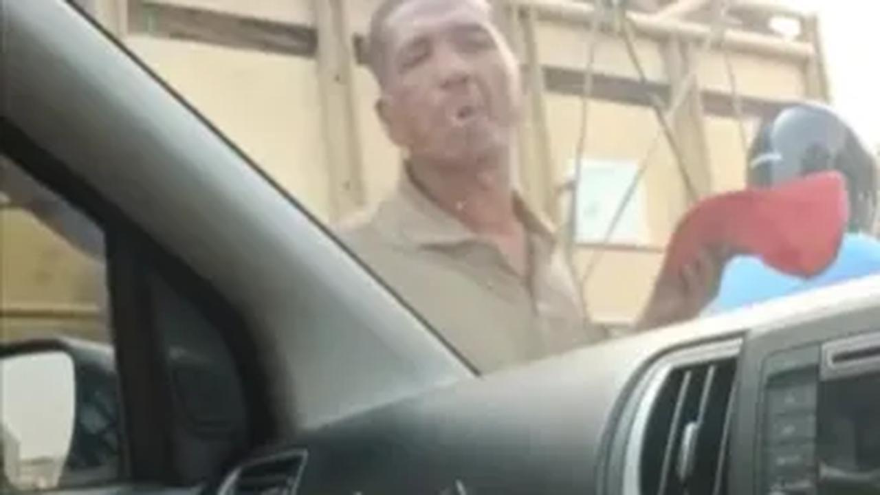 Ludahi Kaca Mobil Karena Tak Dikasih Uang