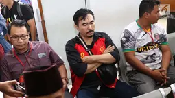 Gatot Brajamusti (tengah) didampingi kenalannya bersiap menjalani sidang pembacaan putusan kasus asusila di Pengadilan Negeri Jakarta Selatan, Selasa (24/4). (Liputan6.com/Immanuel Antonius)