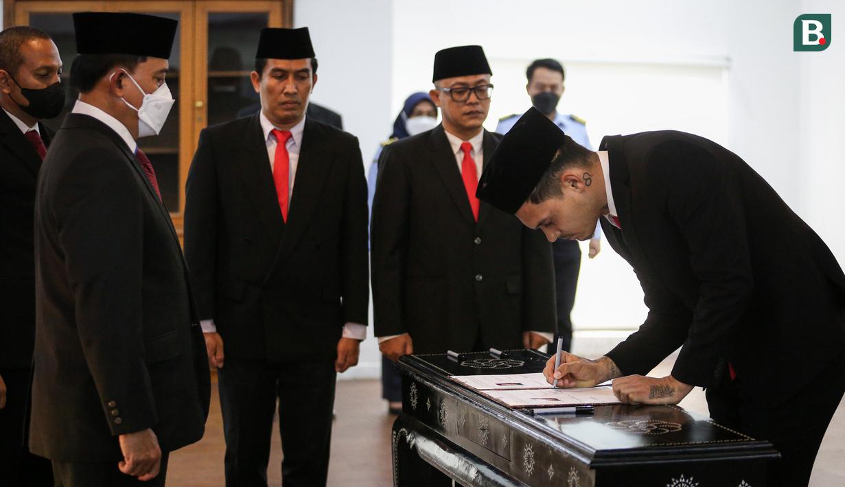 <p>Pemain Naturalisasi Timnas Indonesia, Shayne Pattynama&nbsp;menandatangani Surat Keputusan Presiden Republik Indonesia Tentang Pemberian Kewarganegaraan Republik Indonesia saat&nbsp;Pengambilan Sumpah Janji Setia Pewarganegaraan Republik Indonesia yang berlangsung di Kantor Wilayah Kementetian Hukum dan HAM DKI Jakarta, Selasa (24/01/2023). (Bola.com/Bagaskara Lazuardi)</p>