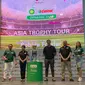 Legenda Liverpool Robbie Fowler (tengah) didampingi&nbsp;Direktur Marketing bp-AKR Vanda Laura (kedua dari kiri) dan Direktur Marketing Castrol Indonesia&nbsp;Augustnine Adrianto saat menghadiri acara konferensi pers sekaligus tur Piala Liga Inggris di Gandaria City, Jakarta Selatan, Sabtu (11/2/2023). (Liputan6.com/Melinda Indrasari)