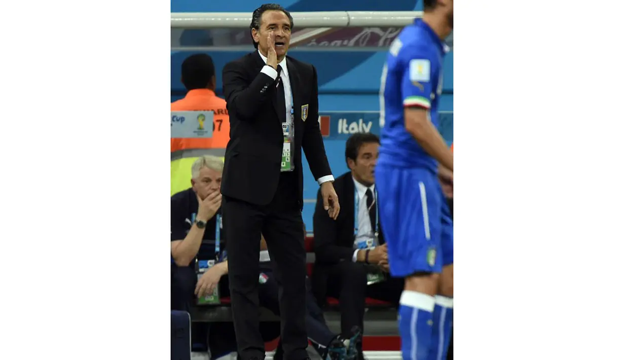 Pelatih Italia, Cesare Prandelli, berteriak memberikan instruksi kepada pemainnya saat berlaga kontra Inggris di babak penyisihan Piala Dunia 2014 Grup D di Amazonia Arena, Manaus, Brasil, (15/6/2014). (AFP PHOTO/Fabrice Coffrini)