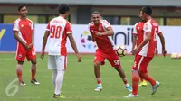 Pemain Persija, Bruno Alves (tengah) saat latihan resmi jelang laga lanjutan Liga 1 melawan Madura United di Stadion Patriot Candrabhaga, Bekasi, Rabu (3/5). Laga Persija melawan Madura United berlangsung, Kamis (4/5). (Liputan6.com/Helmi Fithriansyah)