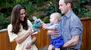 Minggu (20/4/2014), usai menghadiri misa Paskah, Pangeran William dan Kate Middleton serta George, berkunjung ke kebun binatang Taronga, Sydney, Australia. (REUTERS/Chris Jackson)