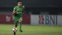 Gelandang Bhayangkara FC, Wahyu Subo Seto, menggiring bola saat melawan Persipura pada laga Liga 1 Indonesia di Stadion Patriot, Bekasi, Sabtu (9/9/2017). Bhayangkara FC menang 2-1 atas Persipura. (Bola.com/Vitalis Yogi Trisna)