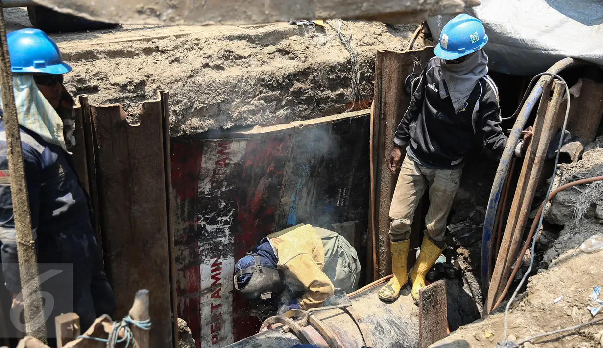 Aktivitas pekerja saat memasang pipa gas, Jakarta, Rabu (30/9/2015). PT Perusahaan Gas Negara Tbk (PGN) mengklaim siap menjadi aggregator gas atau badan penyangga gas nasional. (Liputan6.com/Faizal Fanani)