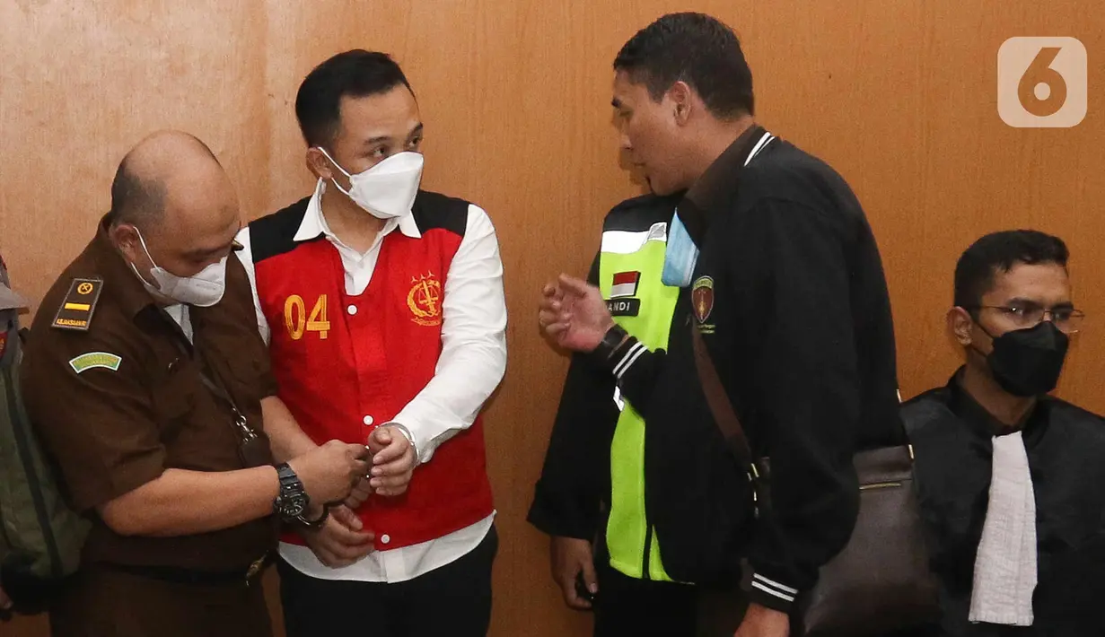 Ricky Rizal bersiap sidang perdana terkait kasus pembunuhan Brigadir Nofriansyah Yosua Hutabarat atau Brigadir J di Ruang Utama Pengadilan Negeri Jakarta Selatan, Senin (17/10/2022). Sidang perdana Ricky Rizal yang beragendakan pembacaan dakwaanoleh Jaksa Penuntut Umum. (Liputan6.com/Herman Zakharia)