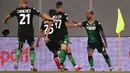 Gelandang Sassuolo, Francesco Caputo (kanan) berselebrasi usai mencetak gol ke gawang Juventus pada pertandingan lanjutan Liga Serie A Italia di stadion Mapei di Reggio Emilia (15/7/2020). Juventus bermain imbang 3-3 atas Sassuolo. (AFP/Marco Bertorello)