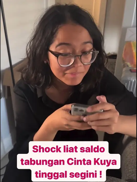 Meski sang ayah kaget, sedangkan putrinya tampak santai dan tertawa-tawa. Cinta mengaku sungkan minta uang tambahan pada ayahnya. [Instagram/king_uyakuya]