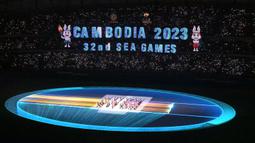 Upacara pembukaan Pesta Olahraga Asia Tenggara (SEA Games) ke-32 diawali dengan masuknya bendera nasional Kamboja ke dalam Stadion Nasional Morodok Techo, Phnom Penh. (MOHD RASFAN/AFP)