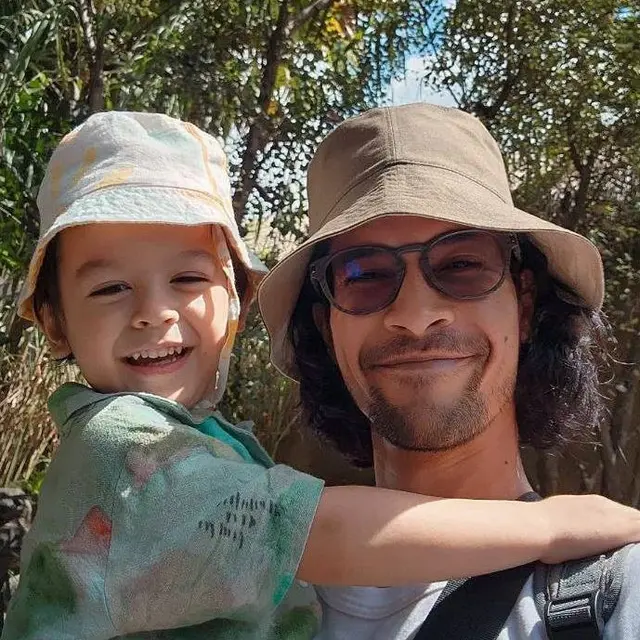 [Fimela] Terlihat Berkarisma, Ini 6 Potret Edward Akbar Saat Momong 2 Anaknya