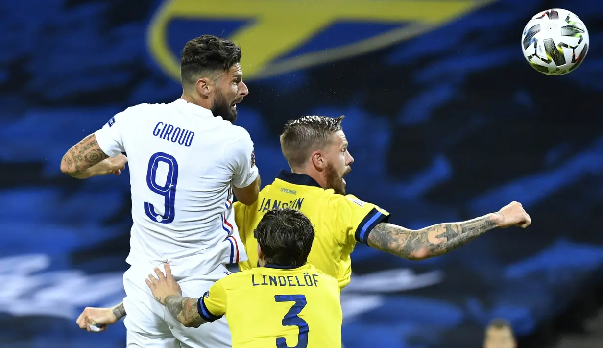 Penyerang Prancis, Olivier Giroud, duel udara dengan pemain Swedia, Pontus Jansson, pada laga UEFA Nations League di Friends Arena, Minggu (6/9/2020). Prancis menang 1-0 atas Swedia. (Christine Olsson/TT via AP)
