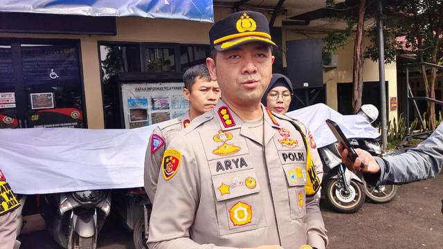 Kapolres Metro Depok, Kombes Arya Perdana saat mengecek motor yang dititipkan warga di Polres Metro Depok.