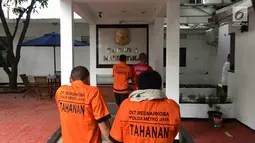 Sejumlah tersangka kasus tindak pidana narkotika jenis ekstasi dan shabu dibawa petugas saat rilis di Polda Metro Jaya, Jakarta, Rabu (27/12). (Liputan6.com/Immanuel Antonius)