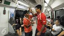 Para penggawa Garuda Muda bersantai sejenak usai melaksanakan ibadah salat Jumat di Masjid Sultan, Bugis, Singapura (5/6/2015). Canda Manahati Lestusen saat berada di dalam MRT Singapura. (Liputan6.com/Helmi Fithriansyah)