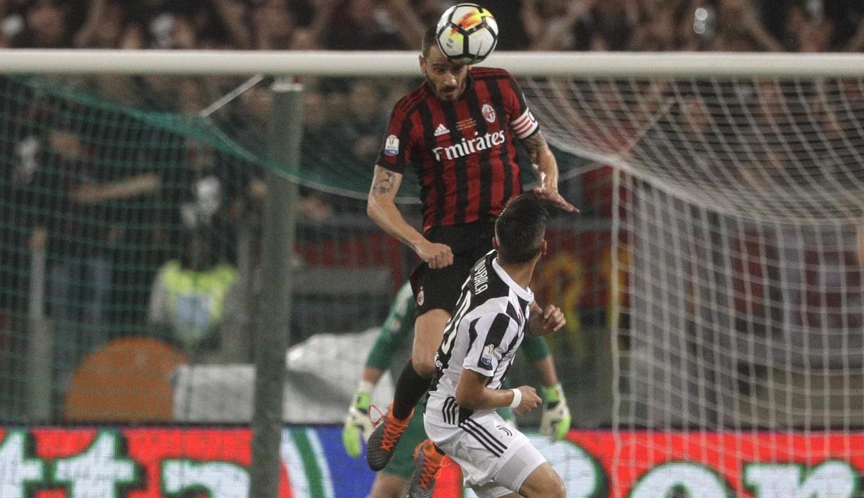 Pemain AC Milan, Leonardo Bonucci menghalau bola dari kejaran pemain Juventus, Paulo Dybala pada final Coppa Italia di Rome Olympic stadium, (9/5/2018). Juventus menang 4-0. (AP/Gregorio Borgia)