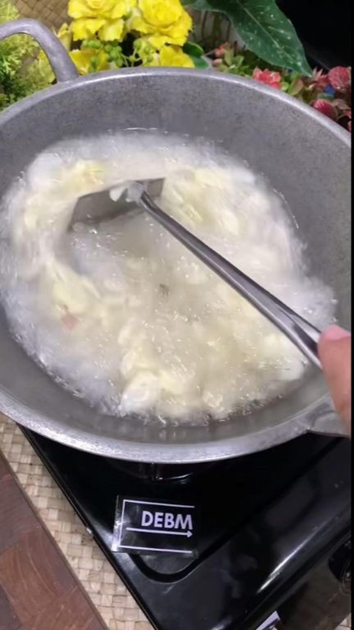Aduk Bawang Putih