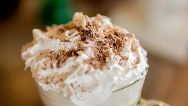 whipped cream pada minuman