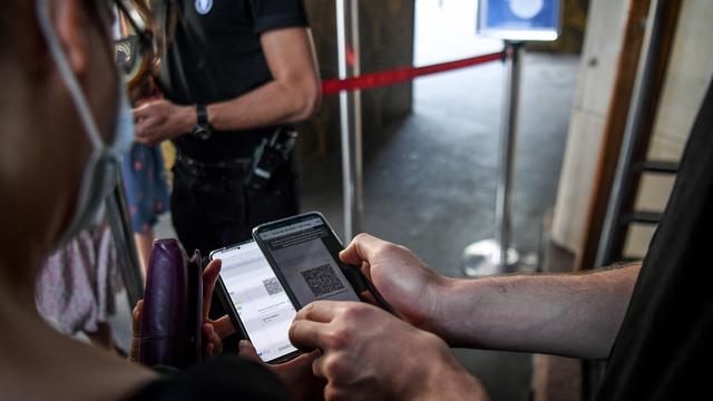 Pengecekan Paspor Kesehatan di Bioskop Paris