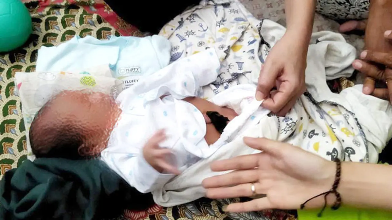 Penemuan bayi laki-laki dalam kardus di Banjarbaru