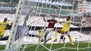 Proses terjadinya gol oleh striker AC Milan, Nikola Kalinic, ke gawang Udinese pada laga Serie A di Stadion San Siro, Milan, Minggu (17/9/2017). AC Milan Menang 2-1 atas Udinese. (AFP/Miguel Medina)