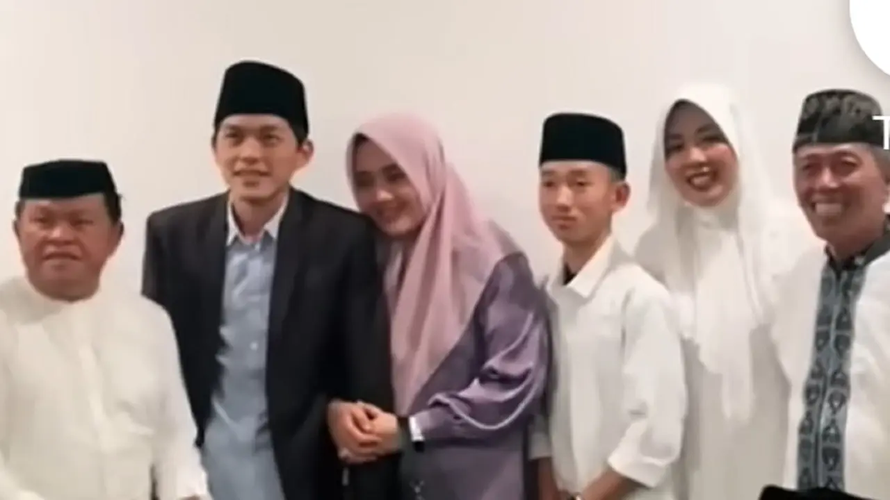 Foto bersama Soimah dan keluarga dengan Gus Iqdam (SS: YouTube Short @SBR2)