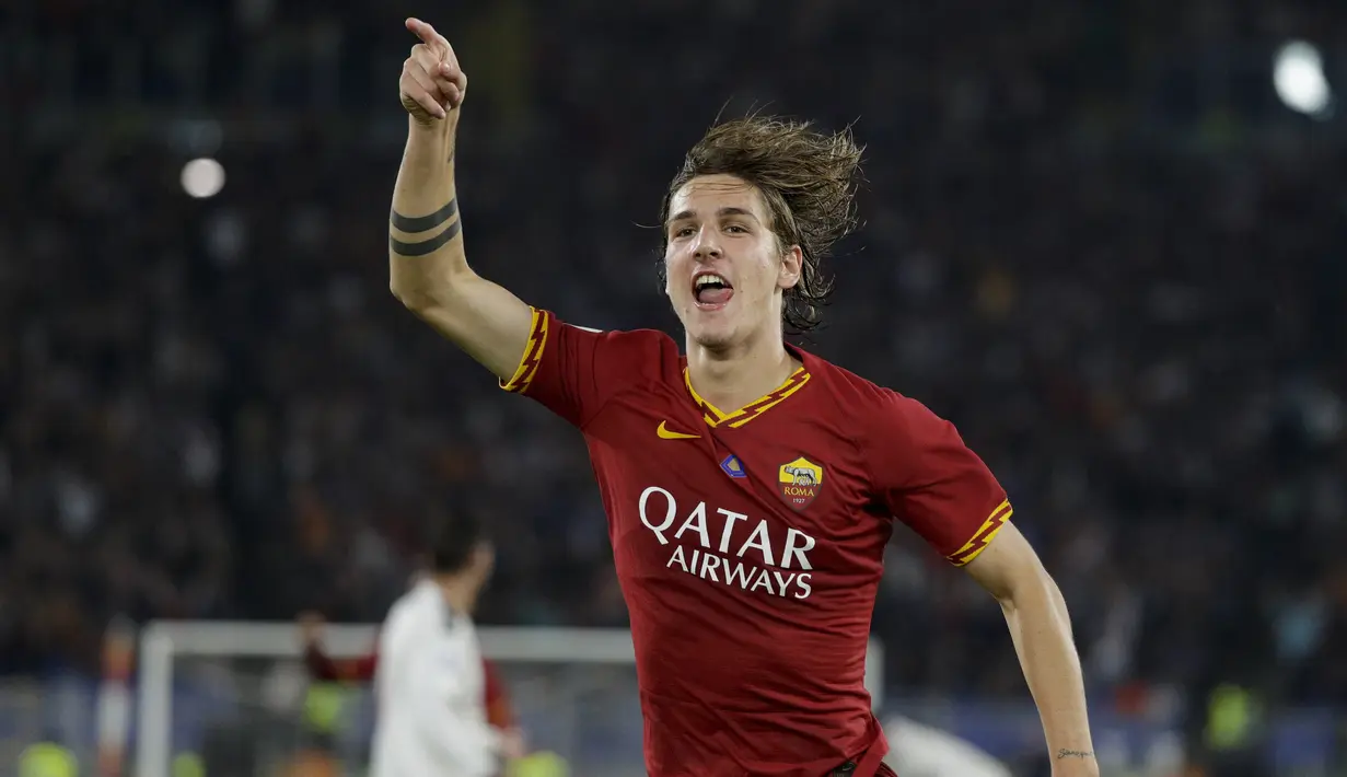 Gelandang AS Roma, Nicolo Zaniolo berselebrasi usai mencetak gol ke gawang AC Milan pada pertandingan Lanjutan Liga Serie A Italia di Stadion Olimpiade Roma (28/10/2019). AS Roma menang tipis 2-1 atas AC Milan. (AP Photo/Andrew Medichini)