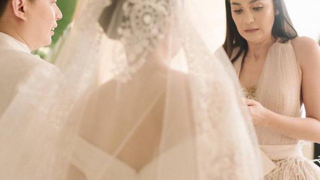 Luna Maya di Pernikahan Edric Tjandra