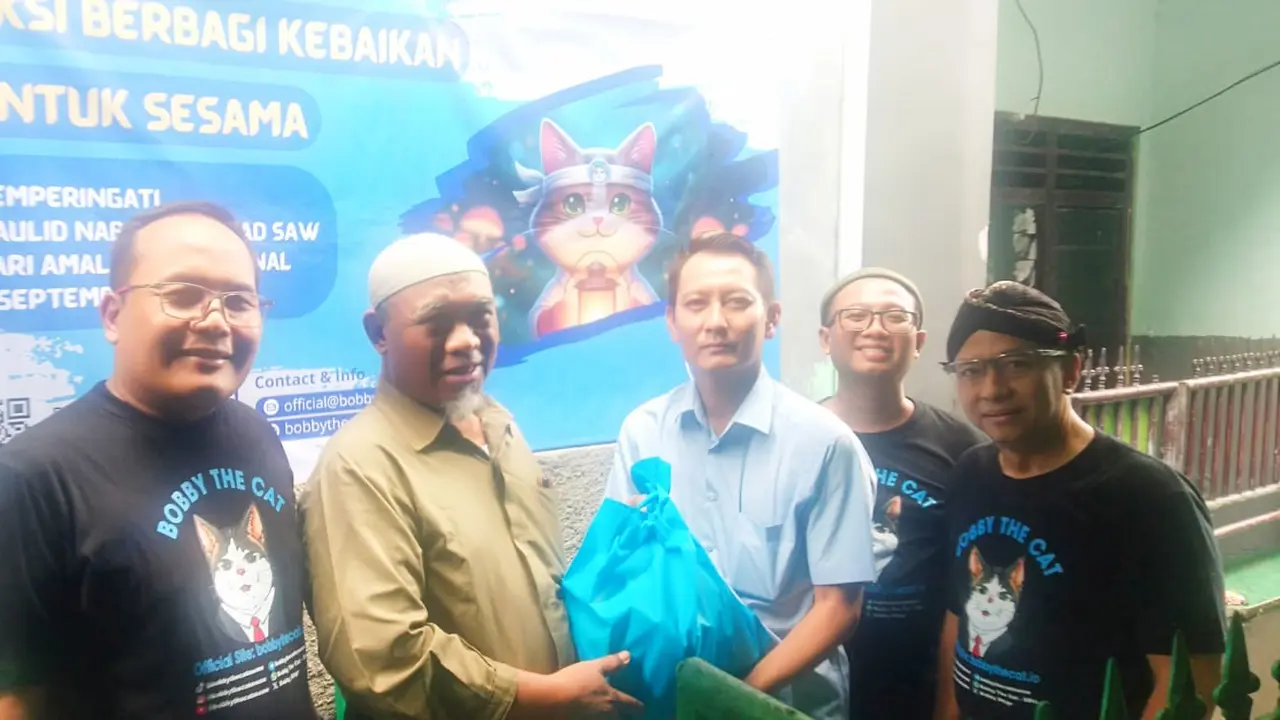 Tim amal dari Bobby The Cat ($BTc), proyek kripto berbasis meme coin di jaringan Solana, menggelar kegiatan sosial di kawasan padat penduduk Duri Pulo, Gambir, Jakarta Pusat. (Istimewa)