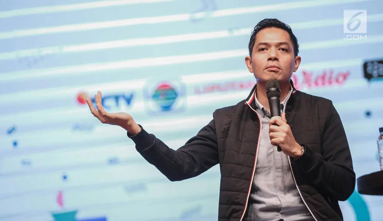 Aktor Dude Harlino berbagi kisah saat menjadi pembicara dalam EGTC 2018 di Universitas Kristen Petra Surabaya, Jawa Timur, Rabu (14/11). EGTC 2018 ini diadakan di Universitas Kristen Petra Surabaya pada 13-15 Oktober 2018. (Liputan6.com/Faizal Fanani)