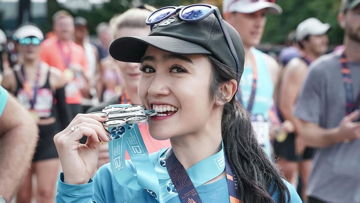 9 Potret Febby Rastanty Bangga Raih Medali Six Star Finisher Marathon, Tetap Cantik Sampai Garis Finish