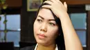 Devi Nurmayanti bersama kuasa hukumnya menggelar konferensi pers di Studio Hanggar, Pancoran, Jakarta (18/5/2015). Devi menjelaskan bahwa dirinya menggugat cerai Krisna Mukti karena Krisna dinilai tidak bertanggung jawab. (Liputan6.com/Panji Diksana)