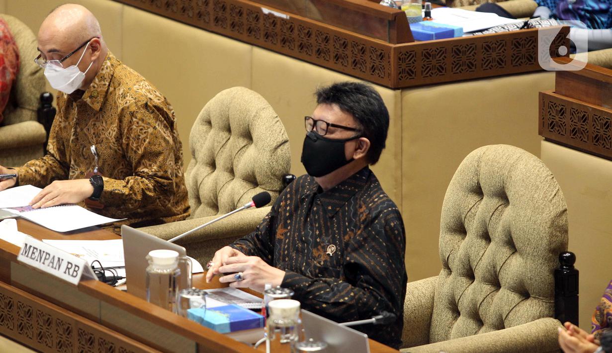 Menteri Pendayagunaan Aparatur Negara dan Reformasi Birokrasi (PANRB) Tjahjo Kumolo mengikuti rapat kerja dengan Komisi II DPR di Kompleks Parlemen, Senayan, Jakarta, Rabu (24/3/2021). Rapat kerja tersebut membahas rekrutmen CPNS tahun 2021. (Liputan6.com/Angga Yuniar)