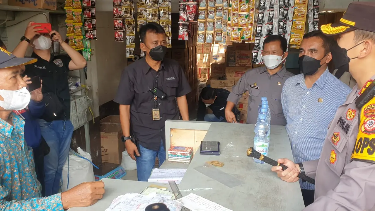Makmur, pemilik salah satu kios grosir di Pasar Lewo Kecamatan Malangbong, Garut, saat menerima sidak Kapolres Garut AKBP Wirdhanto dan jajarannya, Selasa (22/3/2022).