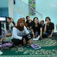 Inilah suasana di karantina D’Academy 3 para finalis pun belum terlihat latihan, mereka hanya berkumpul dan berbincang tentang kegiatan apa yang akan dilakukan hari ini. (Galih W.Satria/Bintang.com)