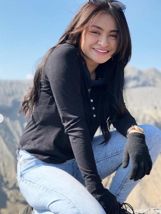 Potret Nathalie Holscher mendaki gunung (Instagram/@nathalieholscher)