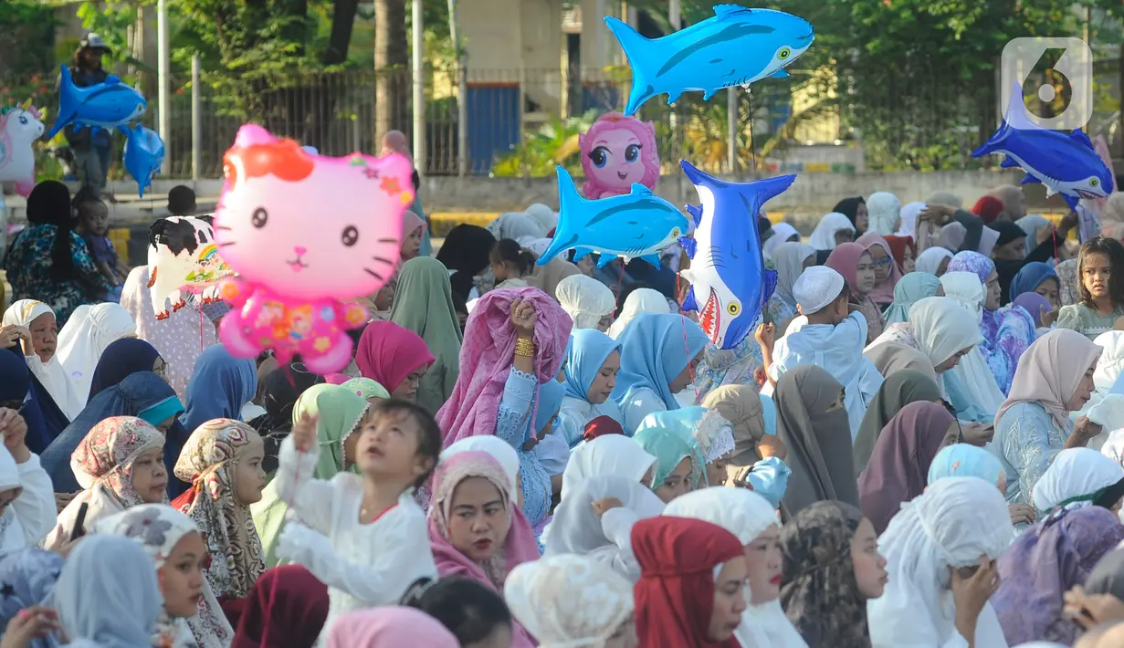 Umat Islam bersuka cita merayakan Idul Fitri 1445 Hijriah. (merdeka.com/Arie Basuki)