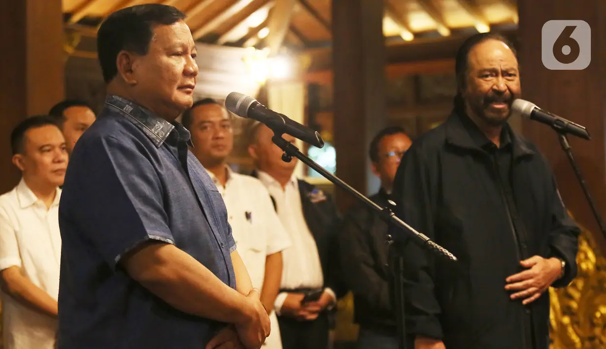 Ketua Umum Partai Gerindra Prabowo Subianto dan Ketua Umum Partai NasDem Surya Paloh melakukan konferensi pers usai pertemuan di Padepokan Garuda Yaksa, Hambalang, Bogor, Minggu (5/3/2023).  Dalam pertemuan itu, Prabowo Subianto didampingi oleh Sufmi Dasco, Maher Algadri, Sugiono, Budi Djiwandono, Prasetyohadi, Fuad Bawazier, Simon Mantiri, dan Sudaryono. (merdeka.com/Arie Basuki)