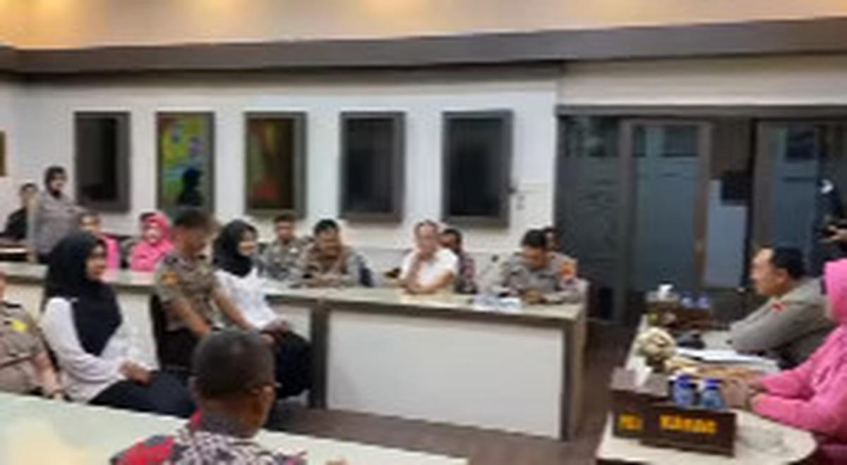 Wajah Tegang Campur Bahagia Anggota Polisi 'Disidang' Bareng Pacar