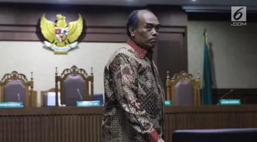 Terdakwa korupsi komisi kegiatan fiktif agen PT Asuransi Jasindo dalam pengadaan asuransi BP Migas-KKKS 2010-2012 dan 2012-2014, Budi Tjahjono saat jeda sidang putusan di Pengadilan Tipikor, Jakarta, Rabu (10/4). Hakim menyatakan Budi Tjahjono terbukti bersalah. (Liputan6.com/Helmi Fithriansyah)