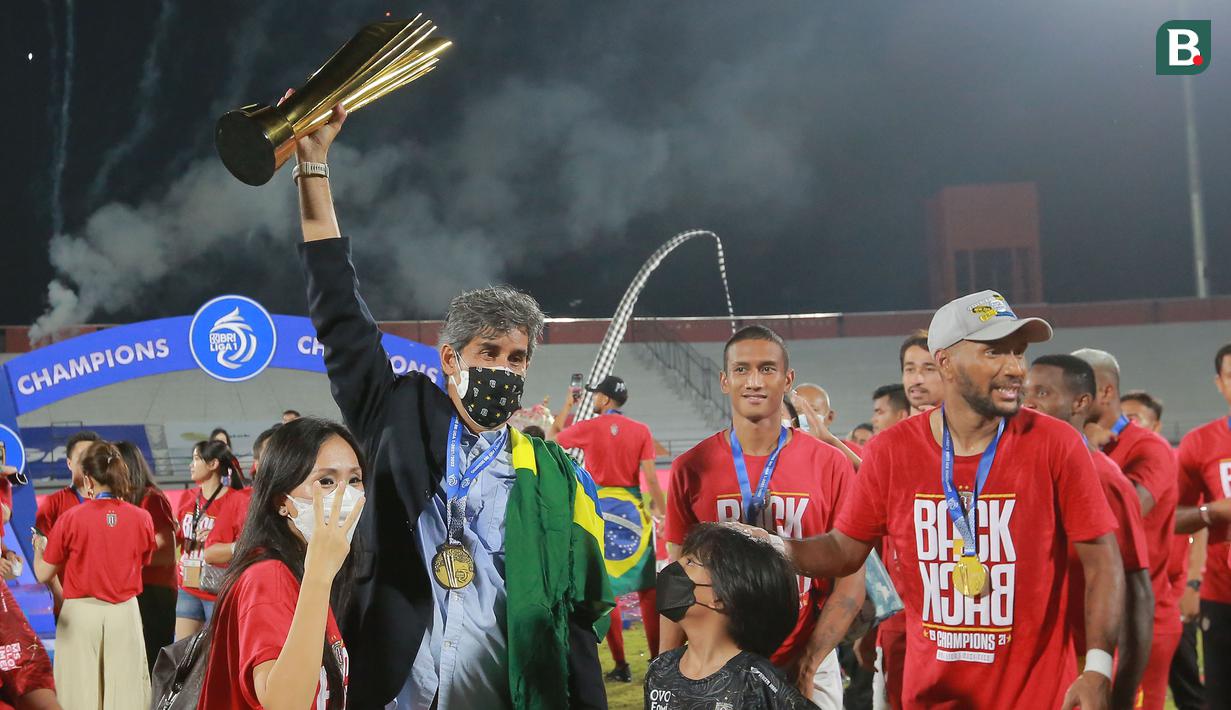 Tim asuhan Stefano Cugurra yang akrab disapa Teco ini unggul enam angka atas peringkat kedua, Persib Bandung yang harus puas menjadi runner-up dengan mengoleksi 69 poin. (Bola.com/M Iqbal Ichsan)