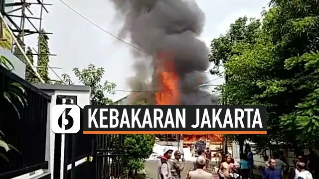 Sebuah rumah yang dijadikan lokasi penyimpanan dekorasi di kawasan Pulomas Jaktim terbakar. 1 orang pegawai yang tegah tertidur tewas terbakar. Kasus ini ditangani Polsek Metro Pulomas.