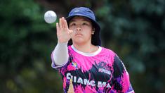 Sejumlah warga Thailand memainkan olahraga Petanque di Lapangan Latih Dua Kompleks 700th Anniversary of Chiang Mai Stadium, Kamis (11/12/2025).