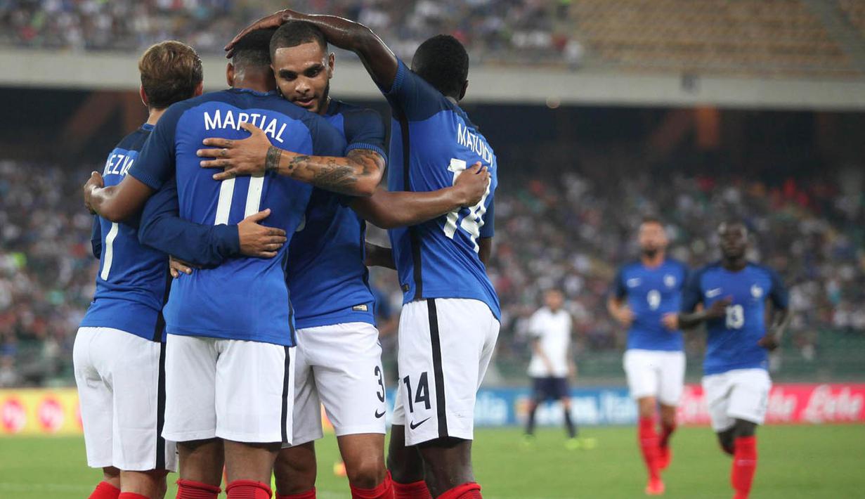 Para pemain Prancis merayakan kemenangan atas Italia pada laga persahabatan di Stadion San Nicola, Bari, Italia, Kamis (1/9/2016). Prancis menang 3-1 atas Italia. (EPA/Tony Vece)