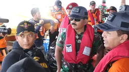 Panglima TNI Marsekal Hadi Tjahjanto (tengah) bersama tim Basarnas di KN SAR Basudewa di perairan Karawang, Jawa Barat, Rabu (31/10). Panglima TNI meninjau titik yang diduga menjadi tempat bagian pesawat Lion Air JT 610. (Liputan6.com/Helmi Fithriansyah)