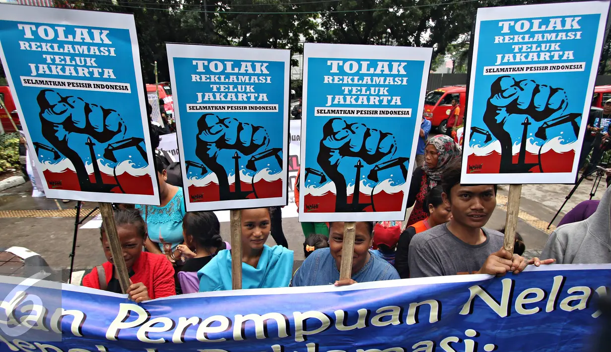 Massa saat menggelar aksi unjuk rasa di depan Gedung DPRD Jakarta, Kamis (25/2). Massa menuntut agar dibatalkannya pengesahan dua Raperda Reklamasi karena dianggap merugikan nelayan serta ekosistem pesisir. (Liputan6.com/Immanuel Antonius)