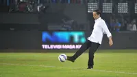 Presiden RI Jokow Widodo menendang bola di Piala Jenderal Sudirman 2015 (Rana Adwa)