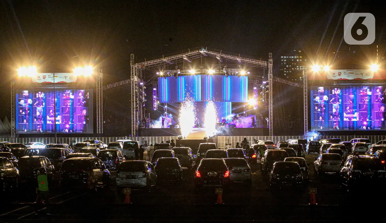 Suasana konser New Live Experience 2020 pada hari kedua di Parkir Barat JIExpo Kemayoran, Jakarta, Minggu (30/8/2020). Konser musik dengan konsep drive-in tersebut digelar dengan menerapkan protokol kesehatan untuk mencegah penyebaran COVID-19. (Liputan6.com/Faizal Fanani)